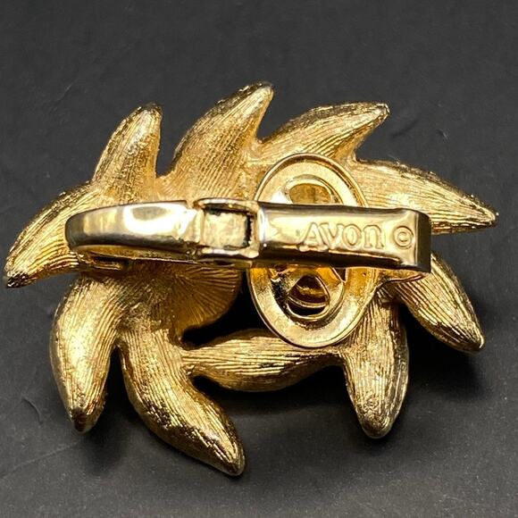 Vintage AVON Faux Pearls Gold Tone Earrings Textured Leaf Clip On NWOT - Picture 5 of 5